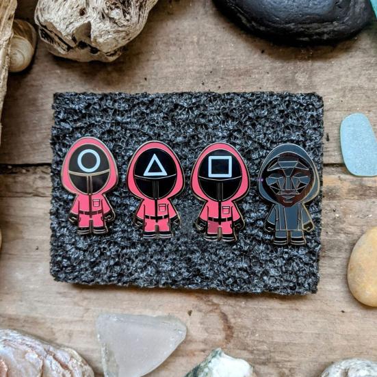 1/4 Pcs TV Series Brooch Cartoon Acrylic Clothes Pin Smooth Touch Hats Scarves Bags Decoration Pin Souvenir Jewelry