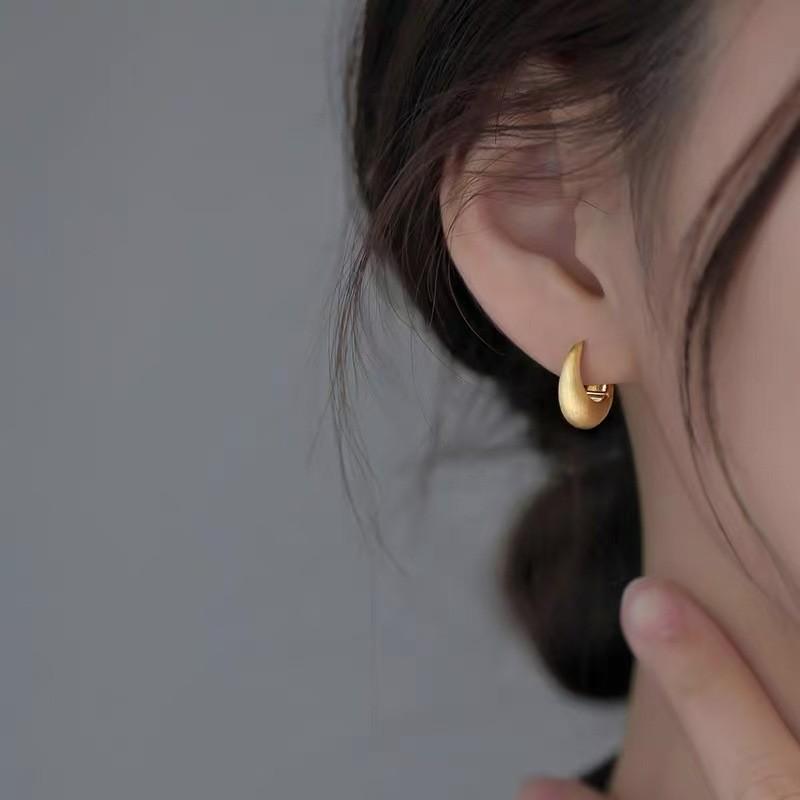 

Female Light Luxury Niche Earrings 1 pair of earrings золотий