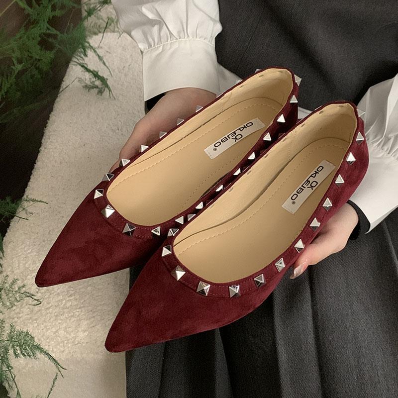 

Модная обувь с острым носком, слипоны, балетки для женщин, 2025, новая летняя весенняя женская обувь, неглубокие флоковые женские балетки с заклепками 35 вино красного
