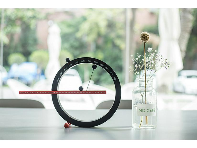 Second-Gen Magnetic Perpetual Calendar & Clock Decor for Desktop
