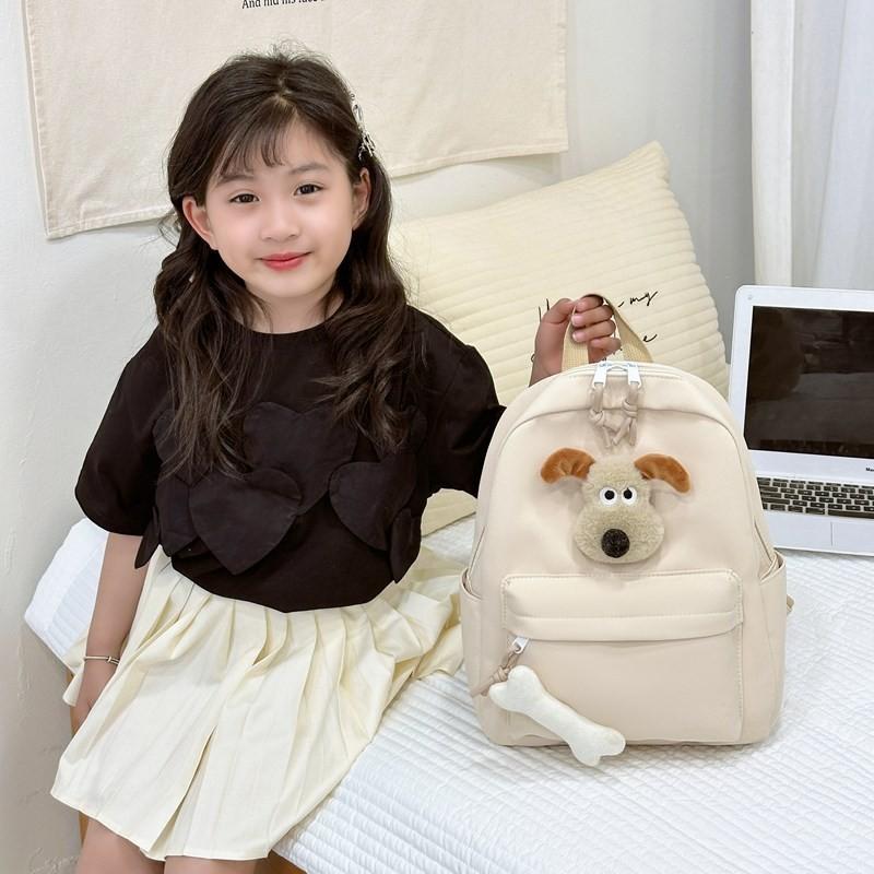 Entzückender Rucksack im japanischen Cartoon-Stil für Kinder in leuchtenden Farben, perfekt für den Kindergarten