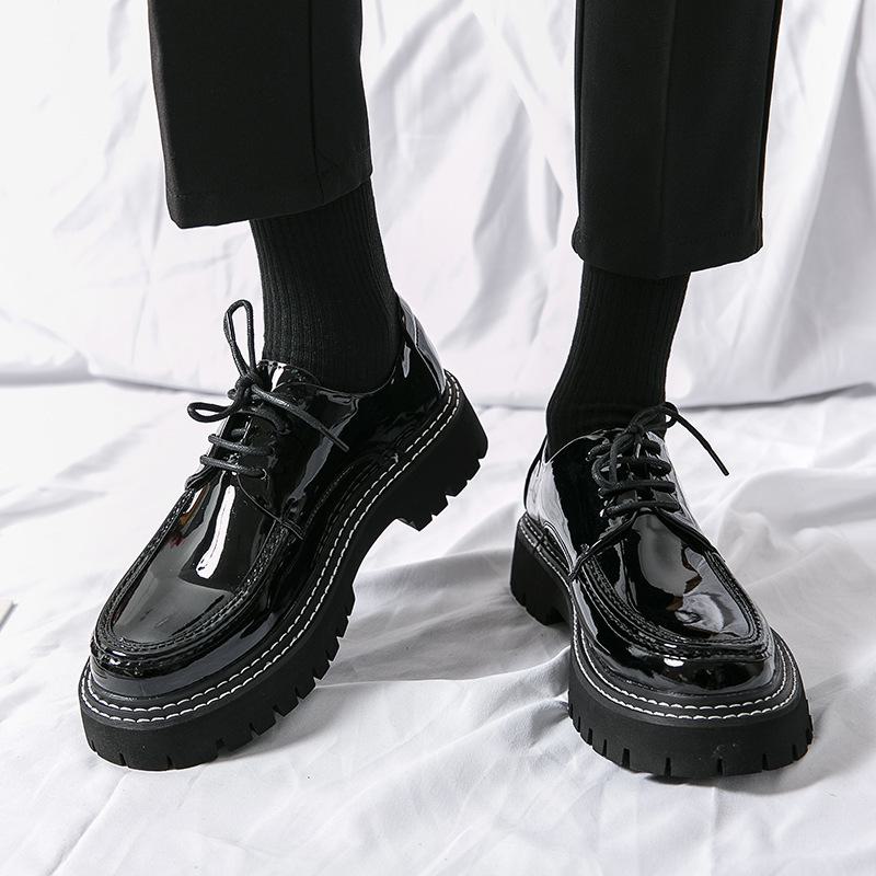 

Мужские кожаные повседневные туфли в британском стиле с круглым носком для деловых и рабочих целей, черного цвета. Идеально подходит для молодых мужчин, которые ценят блестящие детали. 41