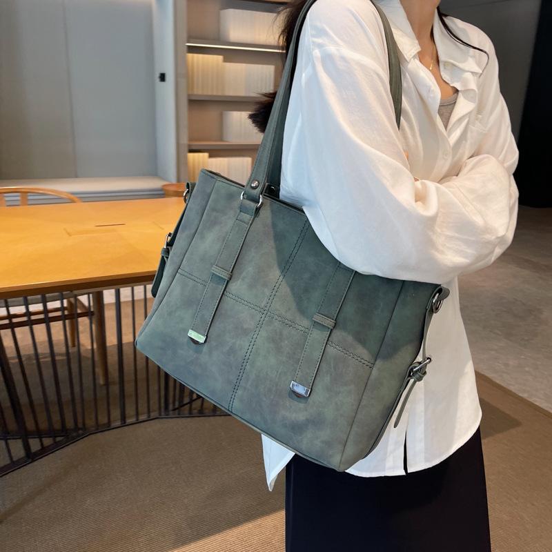 Large-capacity bag women's 2025 new simple and versatile retro shoulder messenger bag texture class commuter tote bag