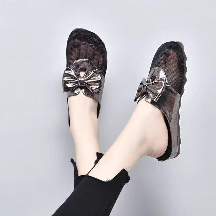 

Сетчатые тапочки женские летние 2025 новые с бантом на плоской подошве сандалии мягкая подошва нескользящие с закрытым носком полутапочки 40