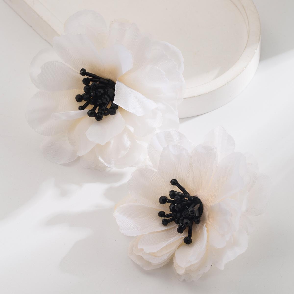 

Универсальные серьги-гвоздики в европейском и американском стиле из ткани с 3D-имитацией цветов для женщин, винтажные многослойные хрустальные серьги в форме цветка и сердца, цветочные аксессуары для ушей белый