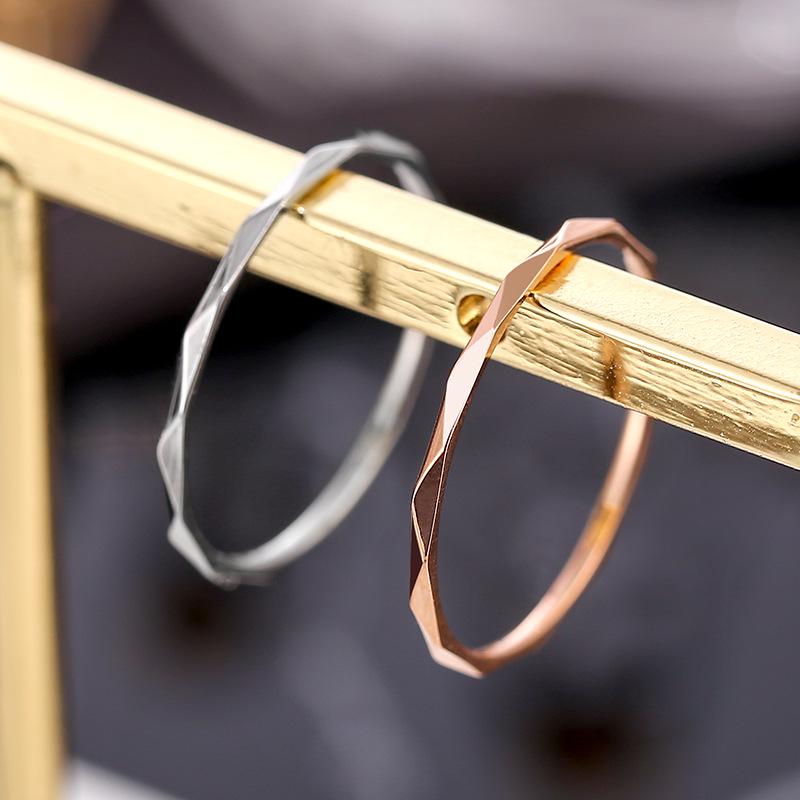 Pierścionek ze stali tytanowej w kolorze różowego złota w kształcie litery V - Elegancki, prosty i wszechstronny