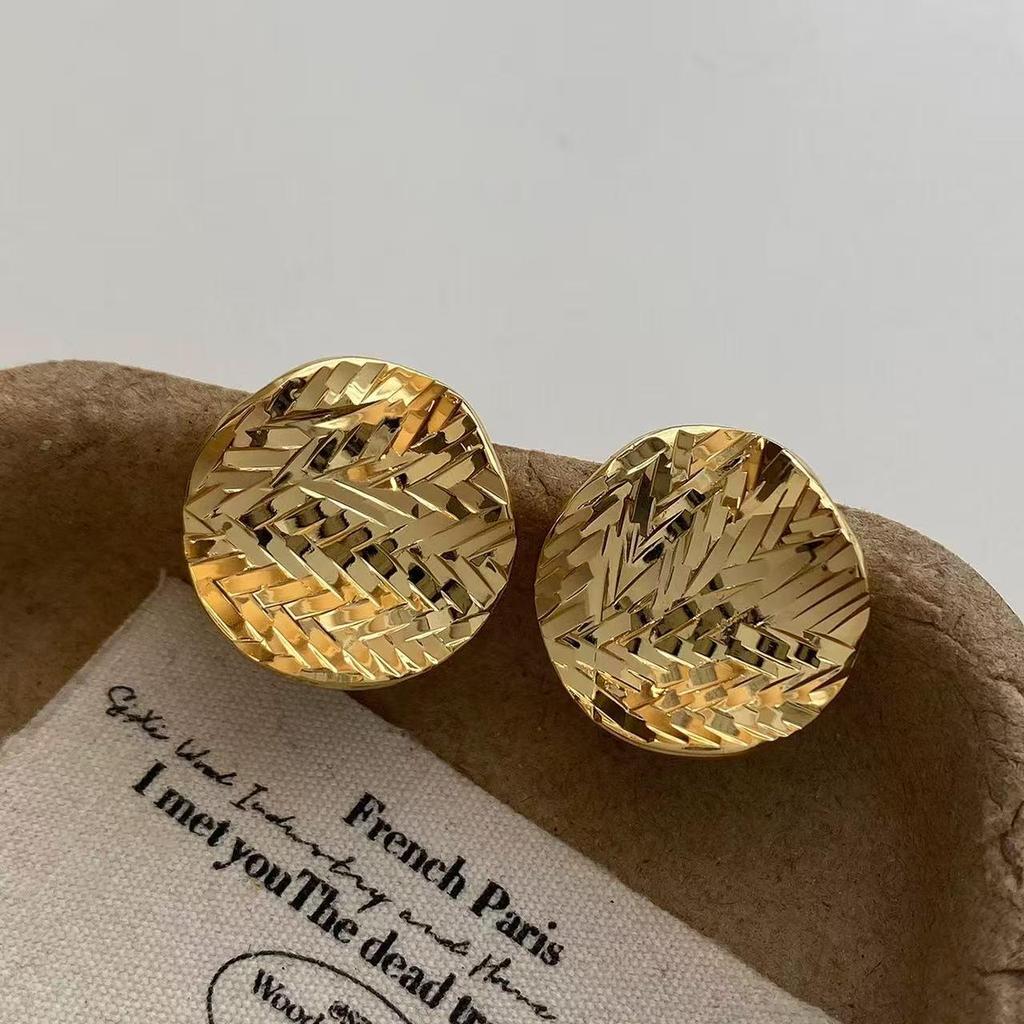 High-End European & American Geometric Ear Cuffs: Elegant, Versatile Stud Earrings with Light Luxury and Unique Design.