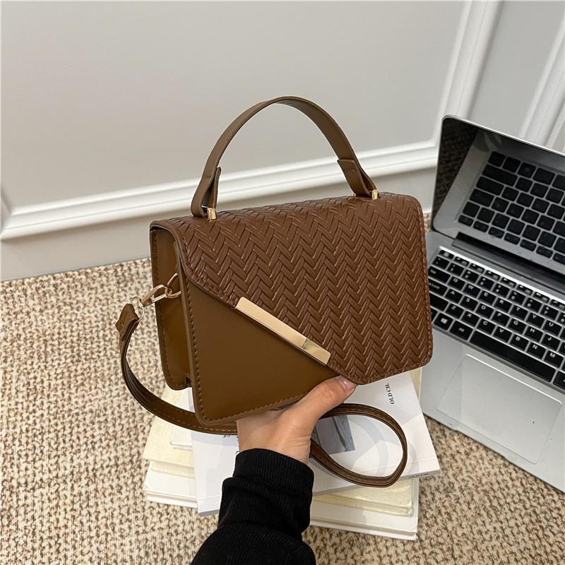 

Street Style Womens Pu Crossbody Bag With Chain Strap For Casual Daily Use темно-коричневого кольору