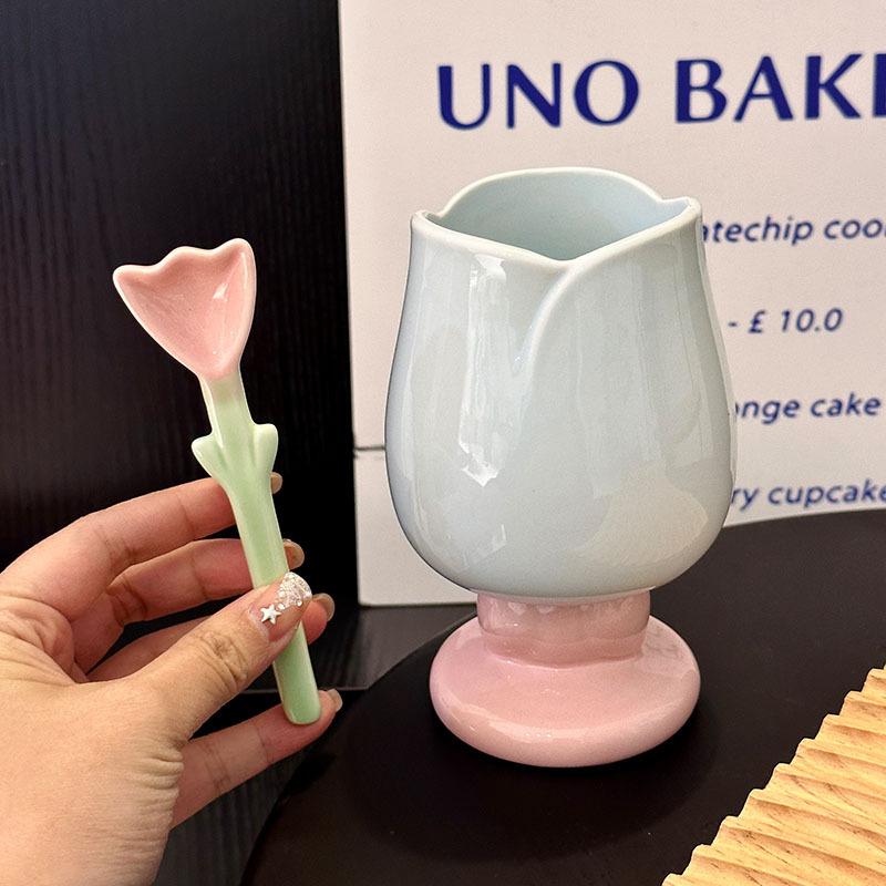 Matt Hochwertig Aussehender Keramikkelch mit Löffel Mädchenherz Tulpen Parfümbecher Heim Weinkelch Kaffeetasse