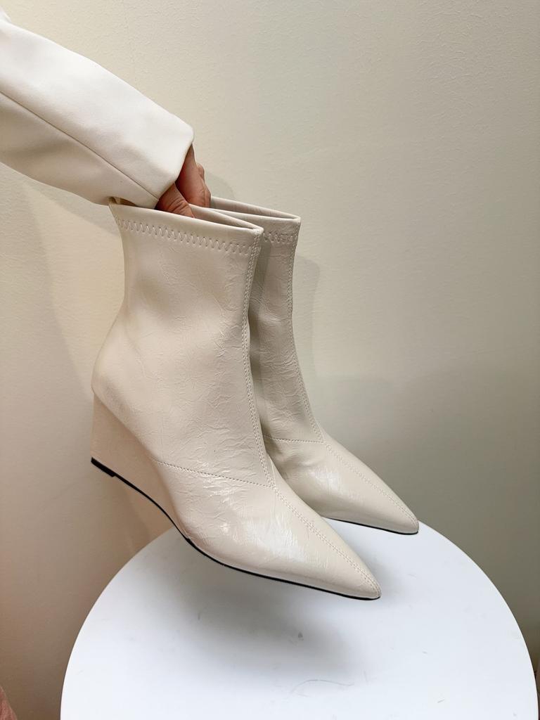 Innvendig forhøyende Martin-støvletter dame 2025 ny høst- og vintertemperament tynn spiss kilehæl høy hæl korte støvletter bakre glidelåsstøvletter