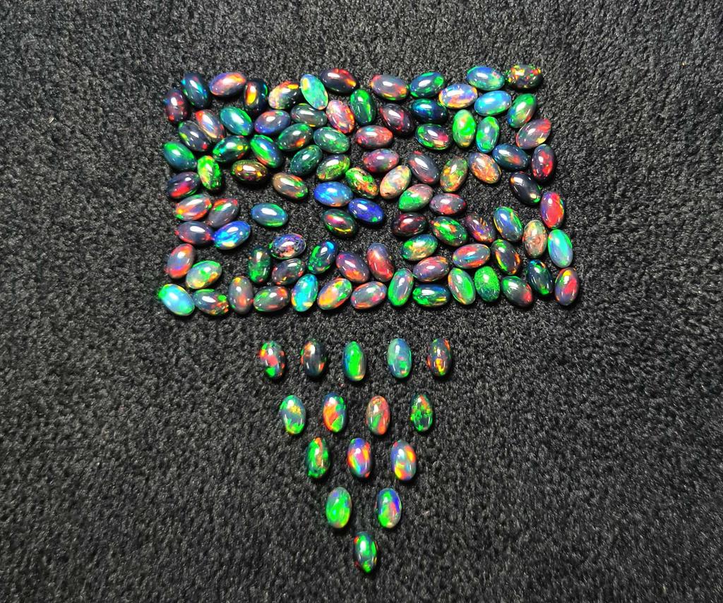 Opal Negru Etiopian Natural Multi Fire Oval Cabochon Piatră Prețioasă Liberă Lot 28 Bucăți 3*5 MM 5 CT Cabochon Opal Negru Piatră Prețioasă Pentru Crearea Bijuteriilor
