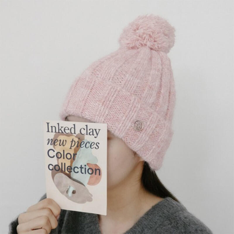 Damesmuts van wol met bontpompon, opvouwbaar model