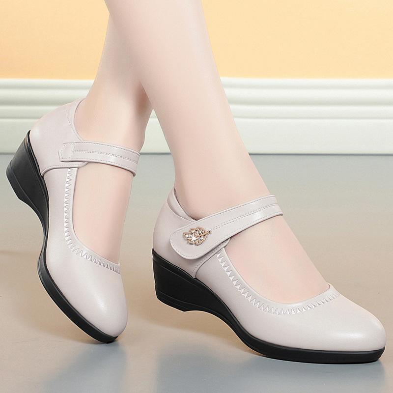 Mom shoes slope heel middle-aged single shoes spring, summer and autumn word with round head versatile shoes soft sole women's leather shoes