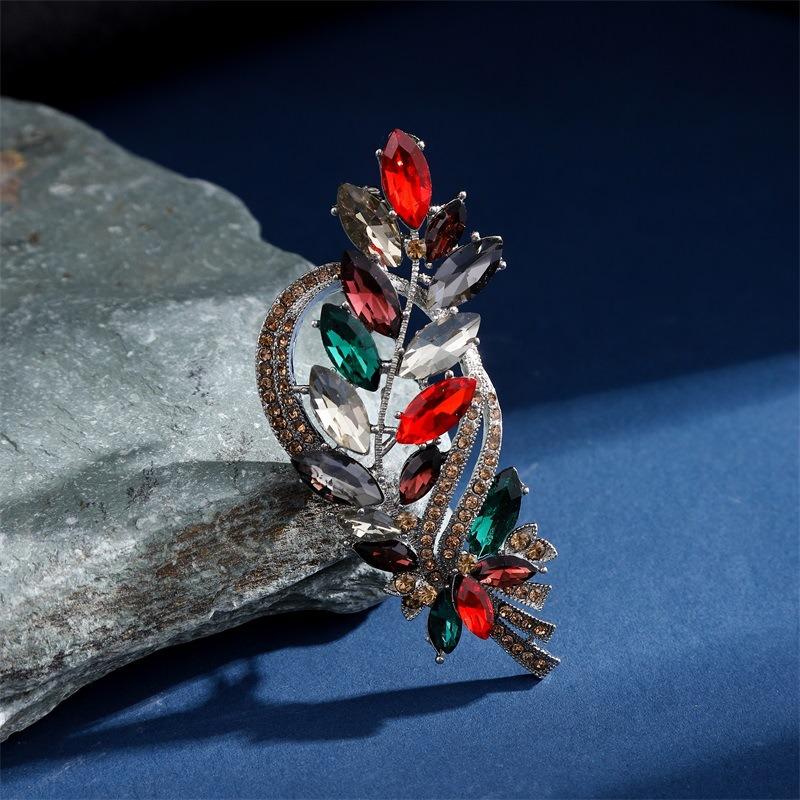 Vintage Luxe Suit Corsage: Elegant Pin for Dinner Dresses & Holiday Gifts