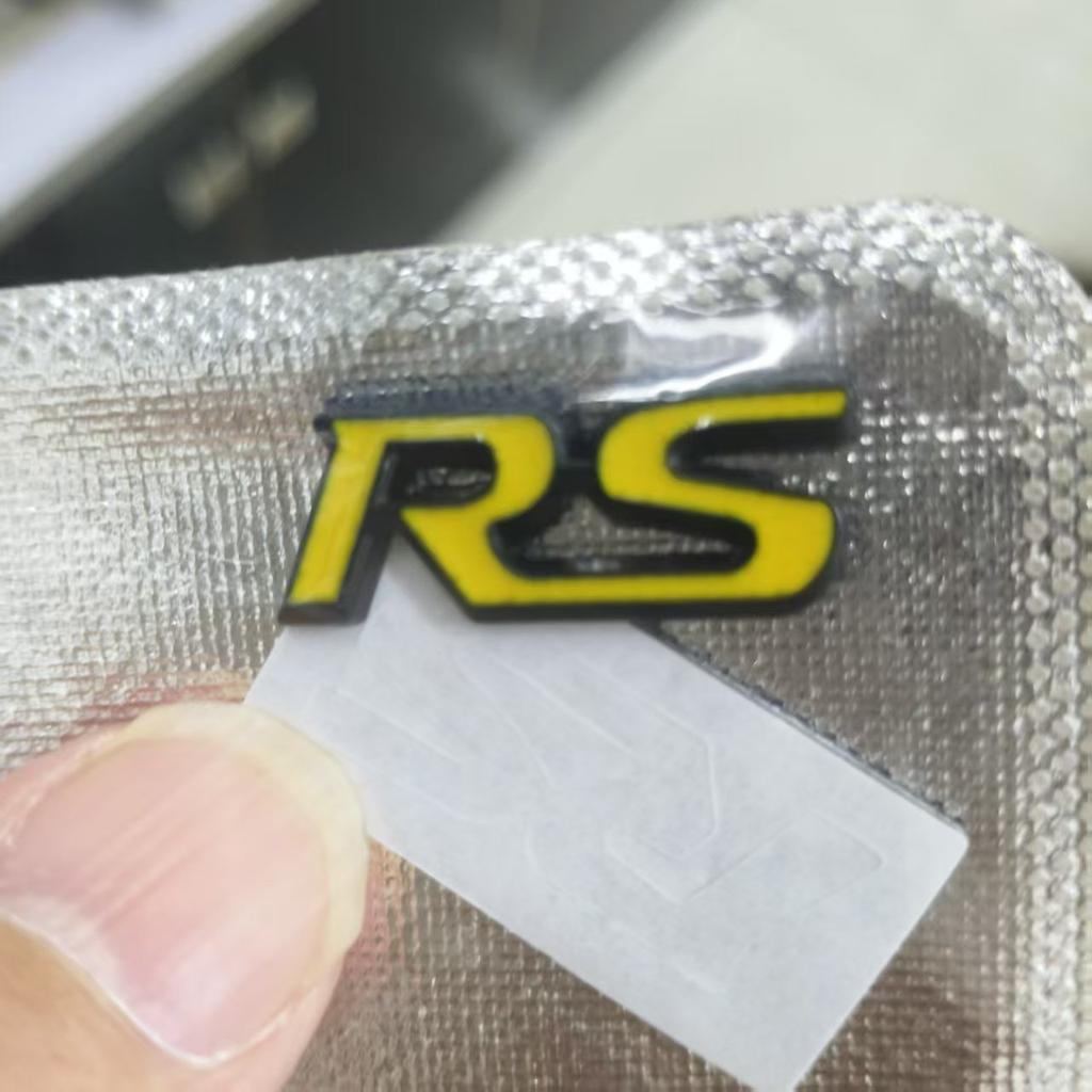 RS metalen auto logo, sportieve modificatie logo, achterkant zijlogo, kofferbak gepersonaliseerde decoratieve sticker, stuurwiel decoratieve sticker.