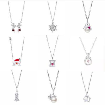 Squisita Collana con Ciondolo Babbo Natale e Fiocco di Neve - Catena Lusso per Clavicola Natalizia da Donna