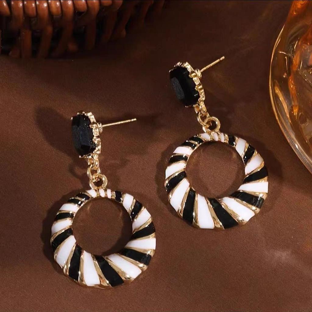 Fashionable and Exquisite Hollow Striped Earrings, Elegant and Luxurious Earrings, High-end Geometric Earrings Accessories
