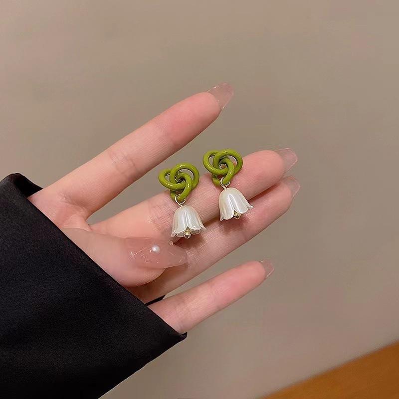 Korean version of the new trendy high-end stud earrings temperament exquisite fashion earrings Internet celebrity ears