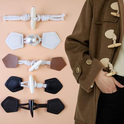 1 Paar Hornknöpfe Dufflecoat Jackenverschlüsse Knebel mit Lederfleck Schnallenknöpfe für Übermantel Dekoration Nähzubehör