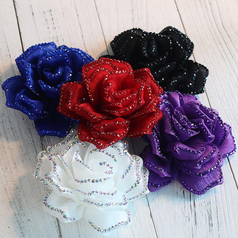 Set červených třpytivých květinových sponek do vlasů a náramku pro dívky na latinskoamerické tance