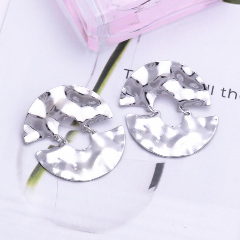 

Винтажные рельефные серьги в европейском и американском стиле в Гонконге: Смелый, ретро, модный дизайн круга для элегантного вида серебряный