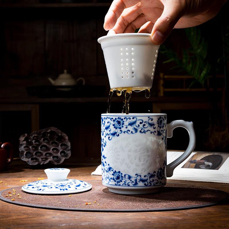 Taoxianghui Jingdezhen Ceramic Filter Tea Cup with Lid, Home Water Cup, Office Tea Infuser Cup, Blue And White Delicate Porcelain Cup, Gift Box Set