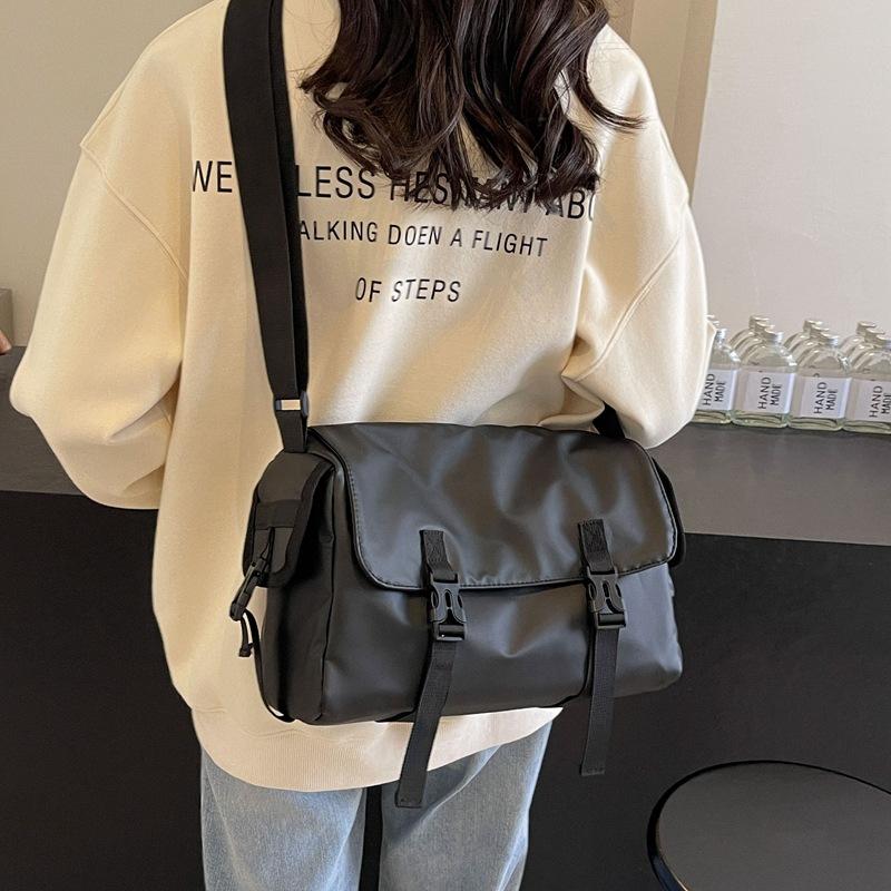 Retro Casual Messenger Bag Waterproof And Lightweight Messenger Bag Women'S Casual Versatile Commuter Bag Tooling Style Niche Shoulder Bag