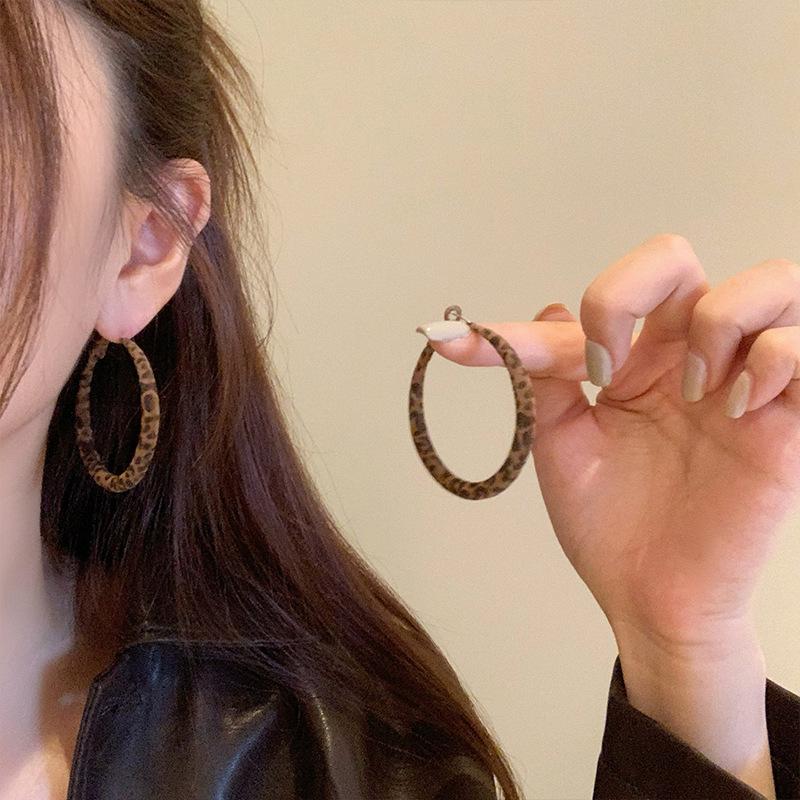 Cercei Rotunzi Unici cu Imprimeu Leopard 2025: Design elegant, de ultimă generație pentru femei