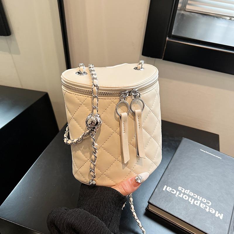 

Niche design bucket bag summer new fashion messenger bag is now popular diamond bag