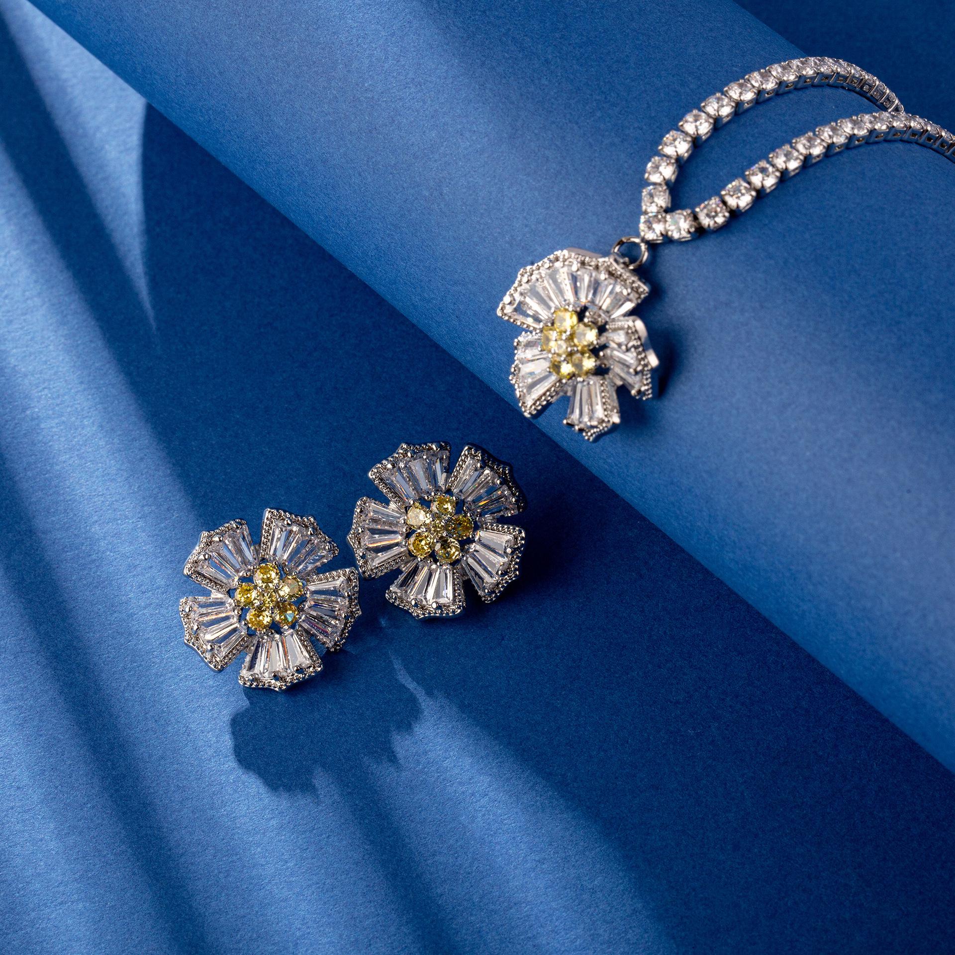 

Набор ожерелья и серег с кисточками из циркониевых цветов - Элегантный дизайн светской львицы