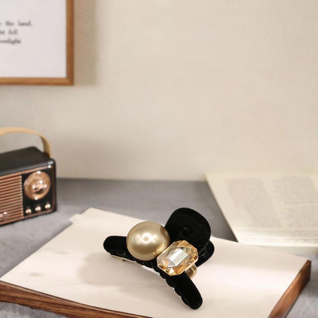 2026 Pearl Velvet Princess Small Claw Clip - High-End Style for Flyaways & Bangs