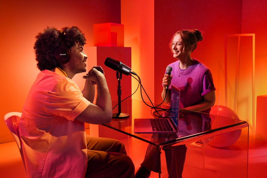 Shure MV7i Dynamic Microphone and Audio Interface Black MV7I-J 2-Channel USB-C XLR 6.3mm Noise Cancellation Streaming Recording Music Instrument Home