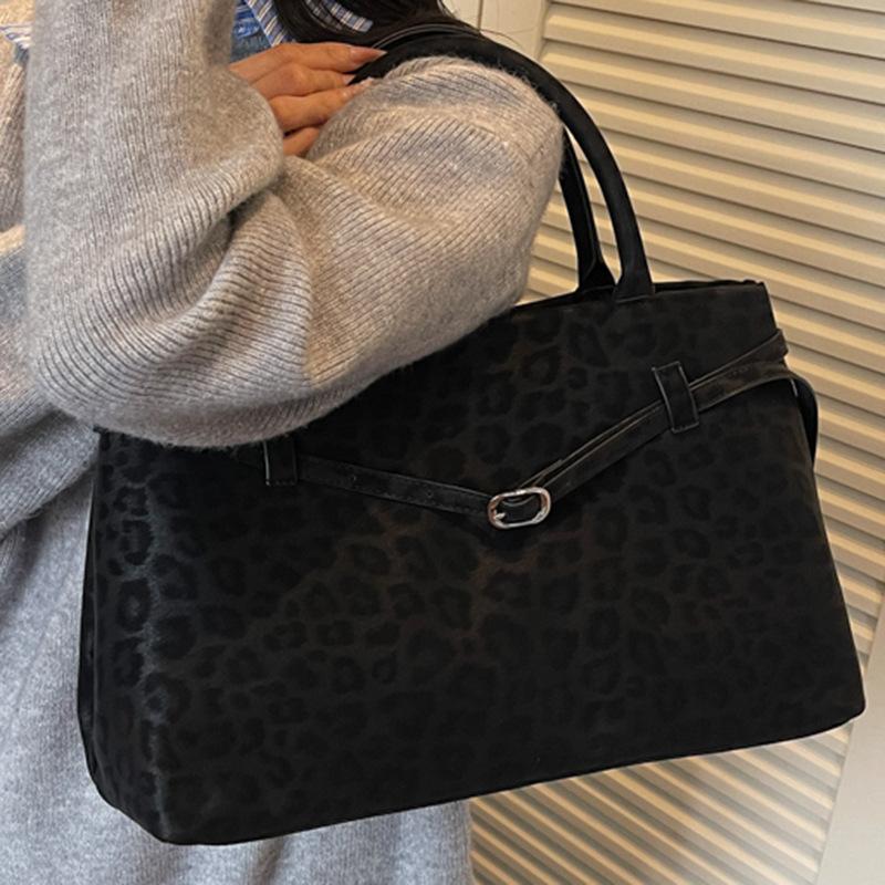 Handbag: European and American Retro Tote Bag with Suede and Large Capacity for Commuting