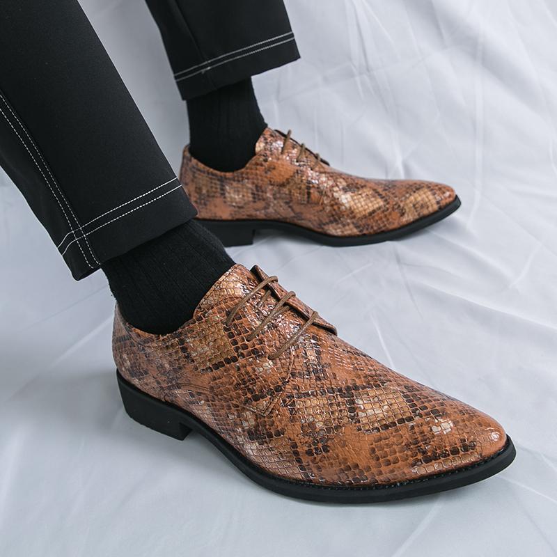 Mode Snörskor Brogue Man Vår Höst Flats PU Läder Ormtryck Herrskor Spetsiga Loafers Manliga Platta Oxford Skor