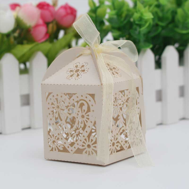 30 50 STÜCKE/llot Laser Cut Braut Bräutigam Hochzeit Süßigkeiten Pralinenschachtel Gäste Geschenkboxen Papierverpackung Babyparty Schokoladenkeksschachtel