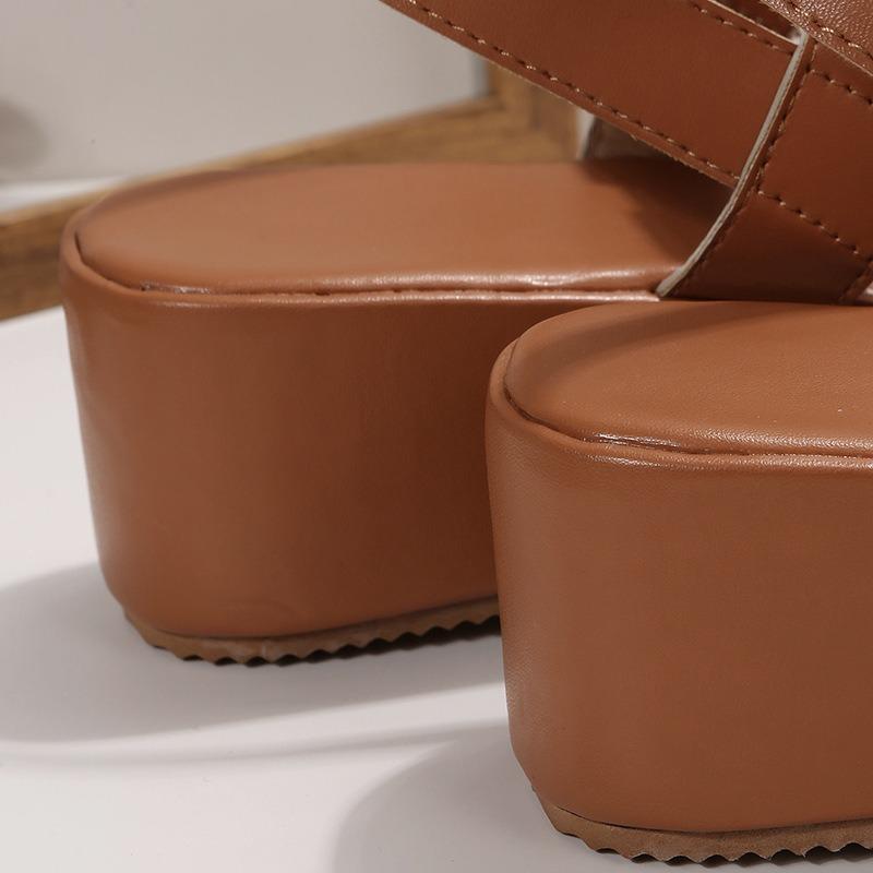 Plážové sandály s tlustou podrážkou a zapínáním na jeden pásek, ve velkých velikostech