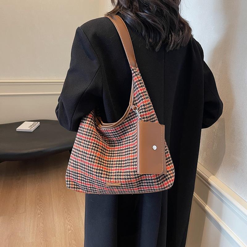 

Новая женская сумка через плечо большой вместимости, классическая простая повседневная сумка, простая повседневная сумка-мессенджер женская 36*11*36 хаки