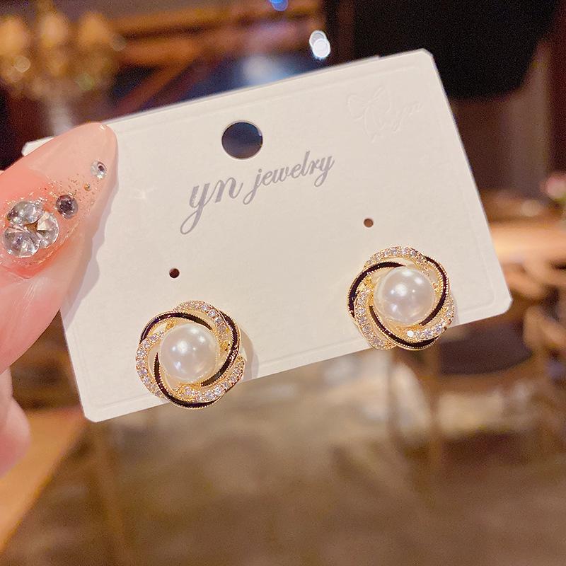 

Exquisite French Zircon Pearl Stud Earrings: Chic Design for a Trendy Square/Round Face чорний