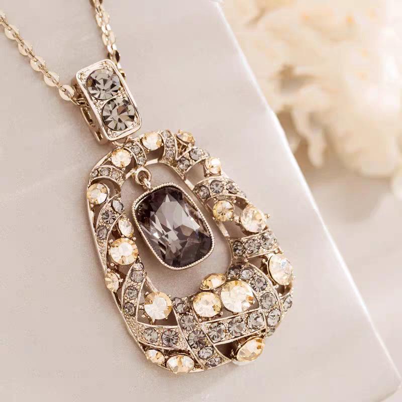 Korean Style Luxury Water Drop Pendant Women's Sweater Chain Necklace - Elegant & Versatile for Autumn/Winter Fashion