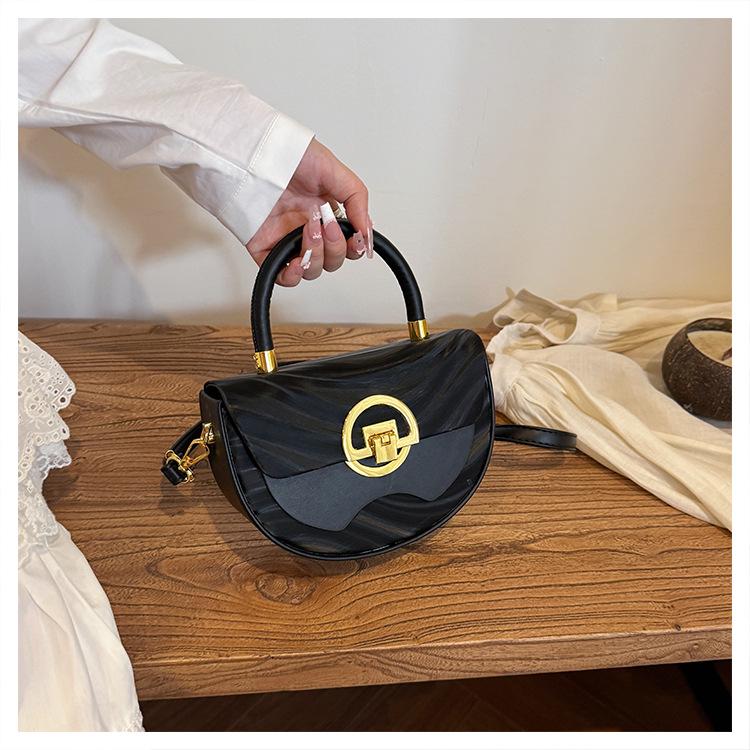 Trendy Retro Shell Bag: Niche Design Crossbody & Handheld Summer Style