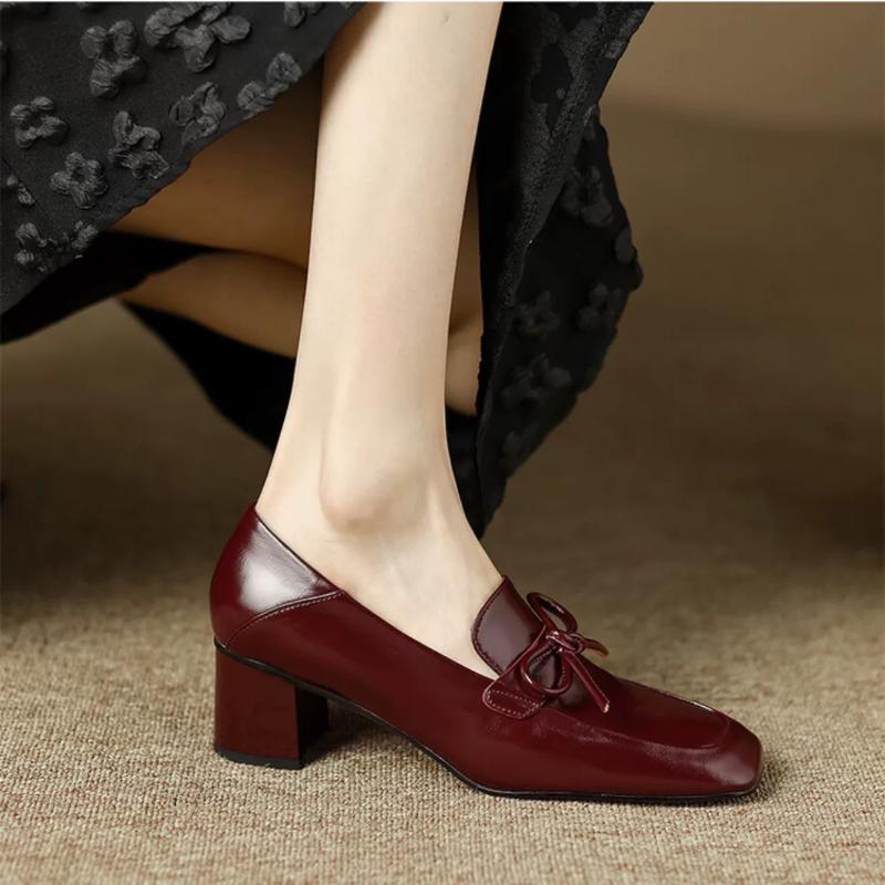Mode 2025 Neue Schuhe für Damen Slipper Damenschuhe Klobige Absätze Luxusleder Lässig mit Mittlerer Quadratischer Zehenpartie Blockabsatz Rot im Angebot