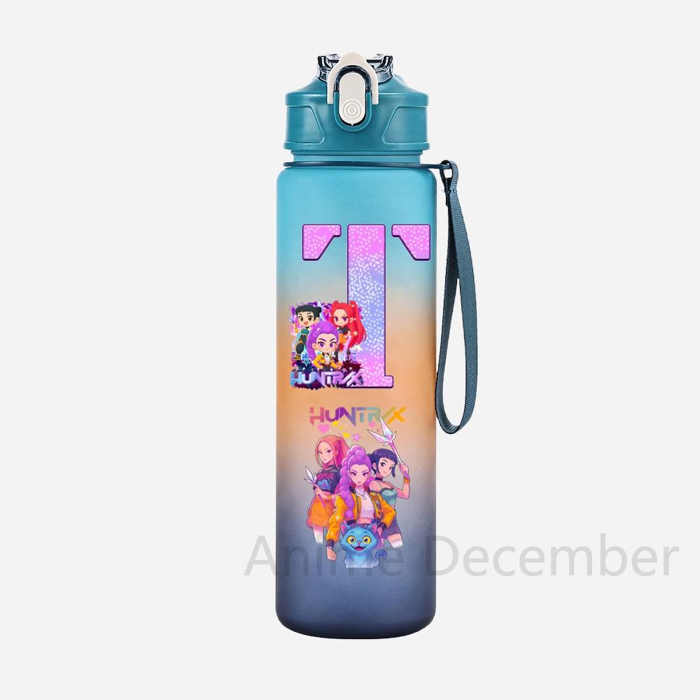 Anime K-Pop Lovci démonů A-Z Anglické písmeno Potisk Modrý hrnek na vodu Lovci démonů Velkoobjemová Venkovní Přenosná Láhev na pití pro Chlapce Dívku Dárek