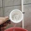 Nová sprchová hlavice do koupelny navržená speciálně pro mužské sólo koupání, s dotykovým ovládáním průtoku vody a kruhovým vzorem rozstřiku
