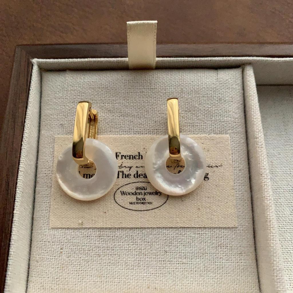 Light Luxury Natural Fritillary Shell Stud Earrings, Simple And Versatile Temperament, Advanced Sense Of Commuting, Daily Earrings, Women