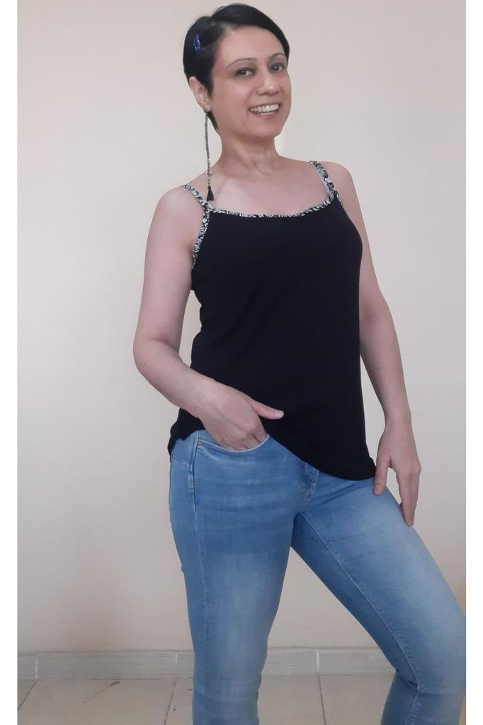 Damen Style Übergröße T-Shirt Schwarz Gekämmte Baumwolle Viskose T-Shirt Mit Floralem Paspeldetail Und Spaghetti-Träger