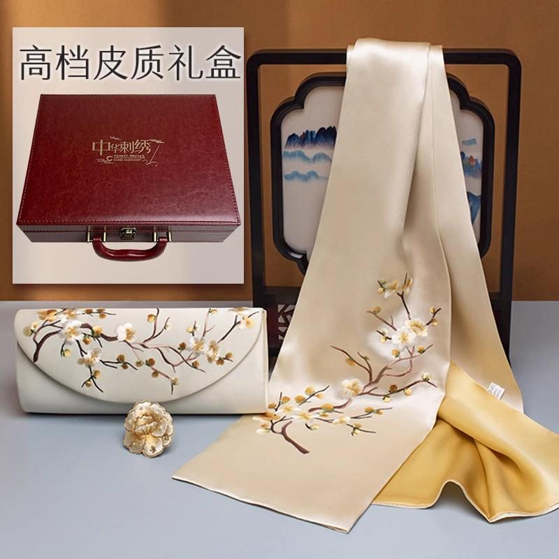 The manufacturer supplies handmade Suzhou embroidery silk clutch bag silk silk scarf buckle scarf three-piece set. 155