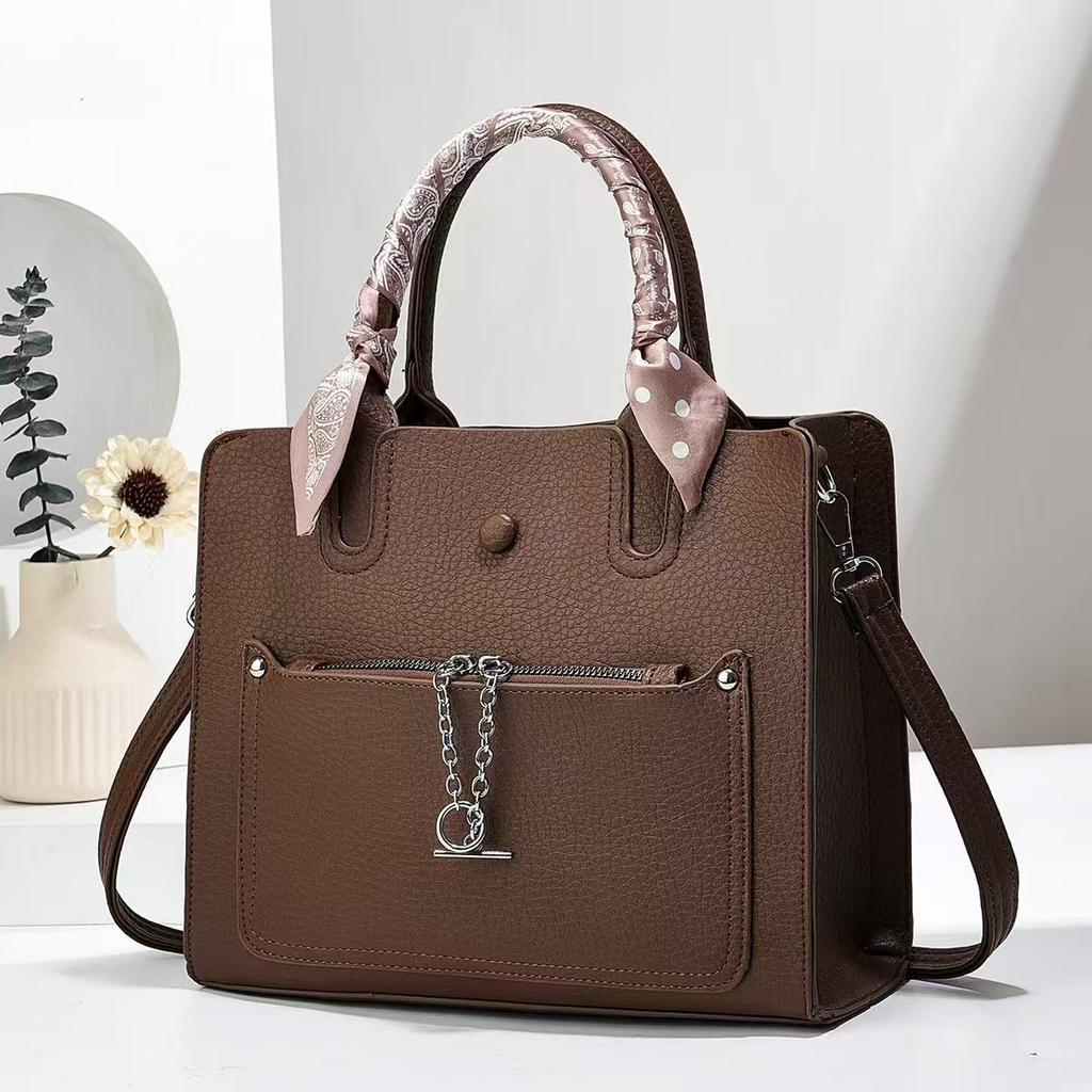New Light Luxury Versatile Color Contrasting Handbag with Large Capacity, Comes As A One Shoulder Crossbody Bag for Mom