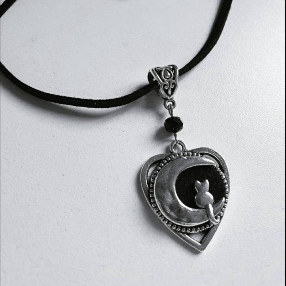 Gothic Heart-shaped Little Cat Crescent Moon Pendant Necklace for Women Men Cute Personality Collar Chain Jewelry Accessory Gift