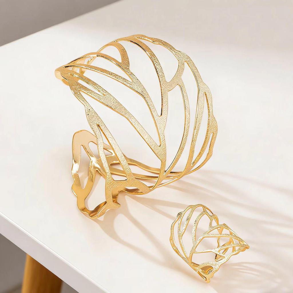 Exaggerated Geometric Frosted Open Ring Set with Simple Leaf Design