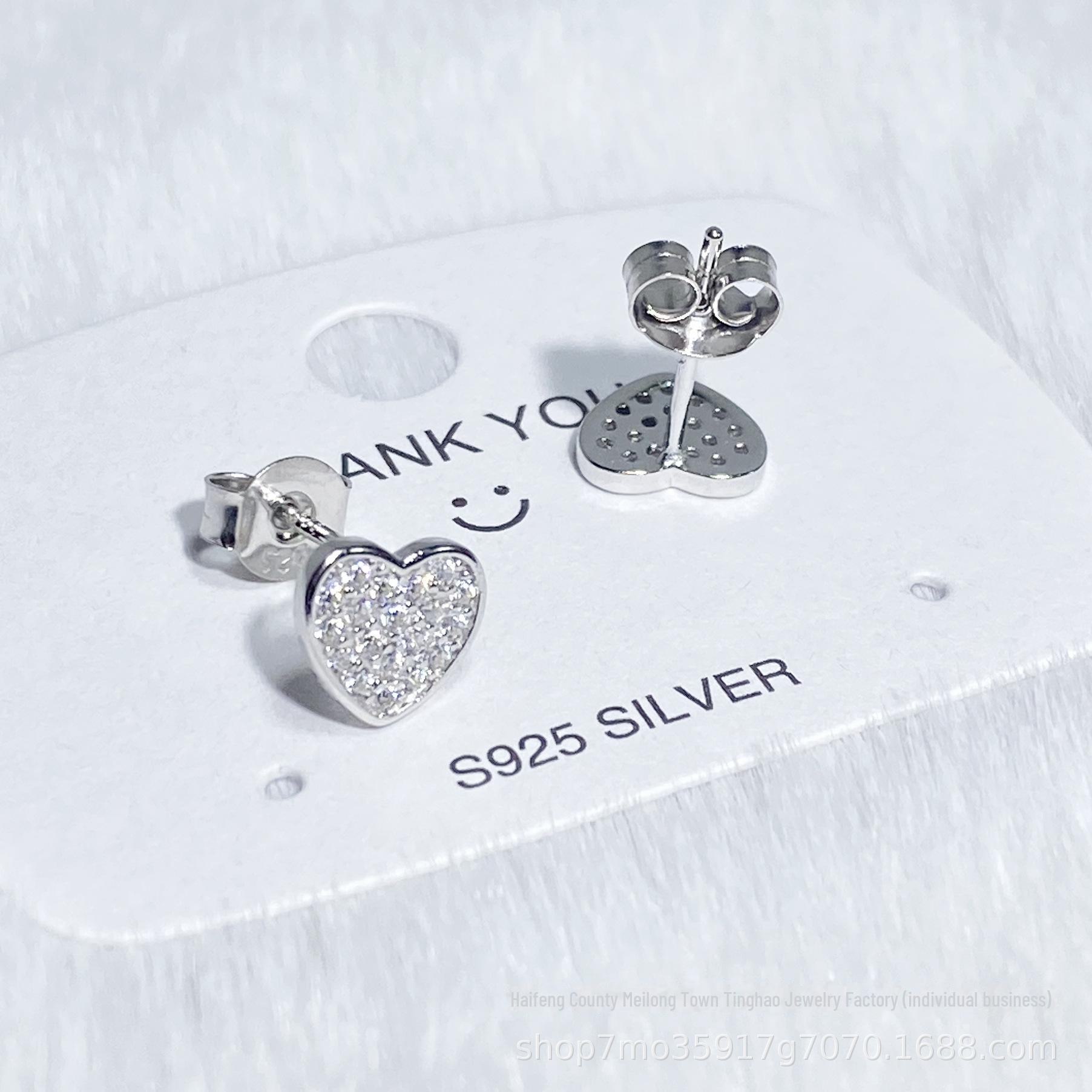 

Элегантные серьги из стерлингового серебра на осень/зиму — эксклюзивный нишевый дизайн, модно и атмосферно. th0093